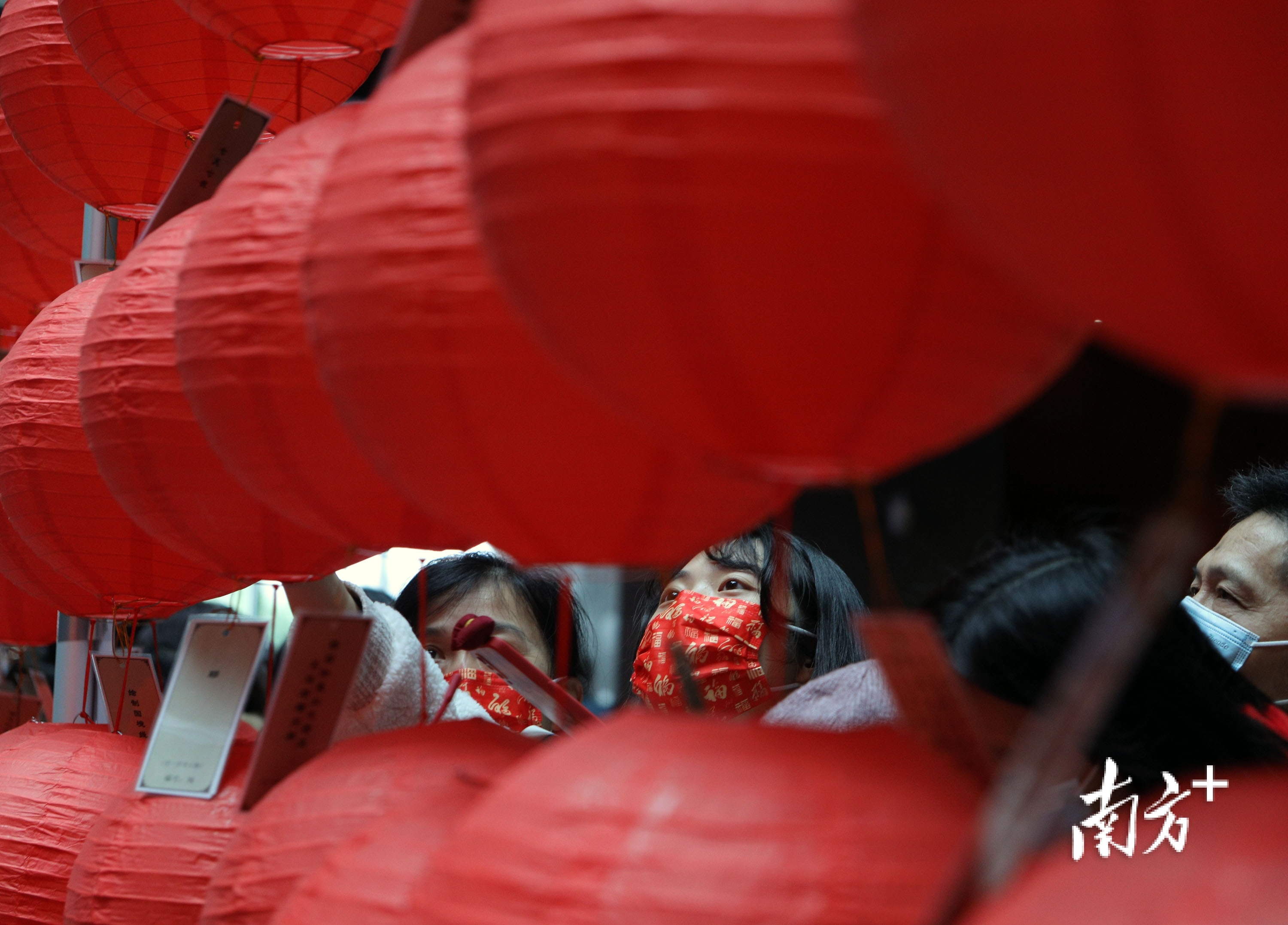 同时，携手广州酒家、广州地铁、孙中山大元帅府纪念馆、雷州市博物馆等多家机构在天河商圈、广州塔APM线地铁站、海珠区、雷州市等多地举办主题展览，为在省内过年的市民准备丰盛的文化大餐。