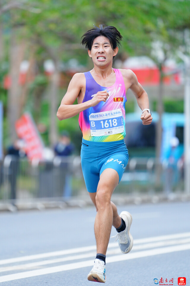 半程马拉松男子第一名选手，参赛号：B1618，姓名：崔维康，净成绩：01:09:14。摄影：曹雅琴