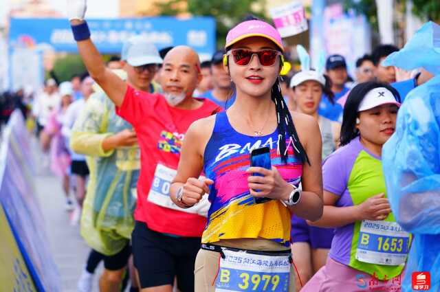2025阳江海陵岛马拉松，选手出发。摄影：曹雅琴