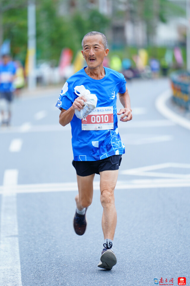 来自广州的72岁跑者曹建新格外引人注目，这是他今年完成的第31场马拉松赛事。摄影：曹雅琴