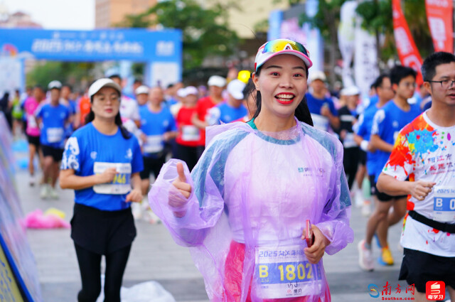 2025阳江海陵岛马拉松，选手出发。摄影：曹雅琴