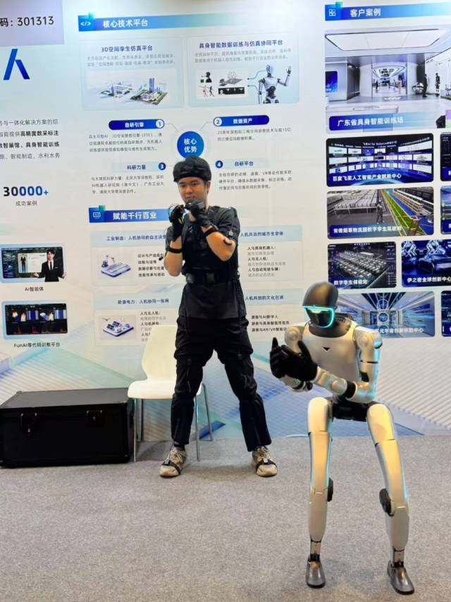 图为训练师正在训练机器人。郑康喜 摄 图为训练师正在训练机器人。郑康喜 摄