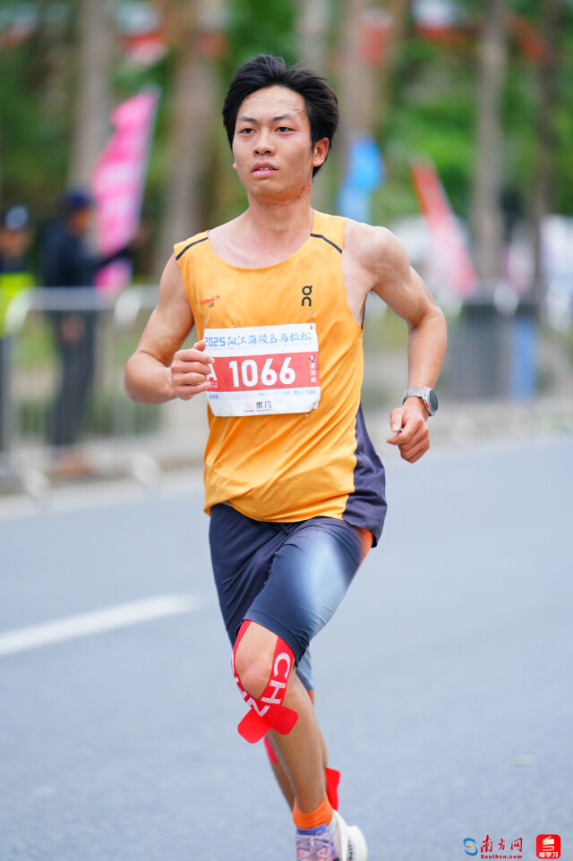 马拉松男子第一名：参赛号：A1066，姓名：吴志锦，枪成绩：02:24:34。摄影：曹雅琴