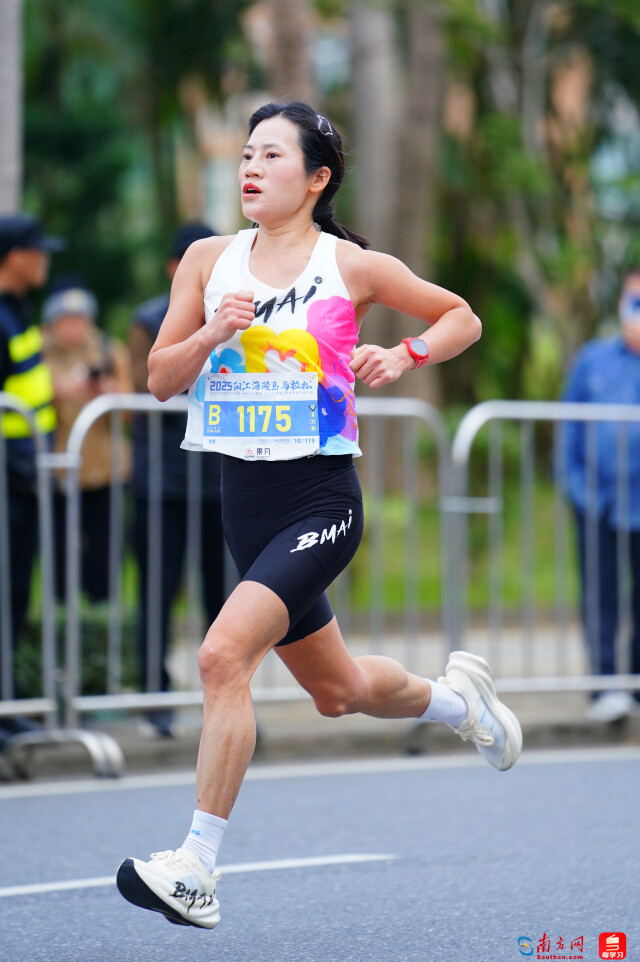 半程马拉松女子第一名选手，参赛号：B1175，姓名：肖艳， 净成绩：01:18:07。摄影：曹雅琴
