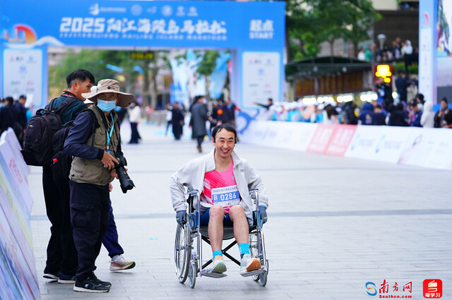 2025阳江海陵岛马拉松，轮椅选手。摄影：曹雅琴