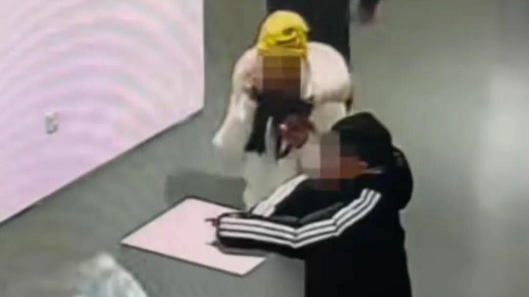 千万粉丝网红办展，4斤重黄金凤冠被男童损毁