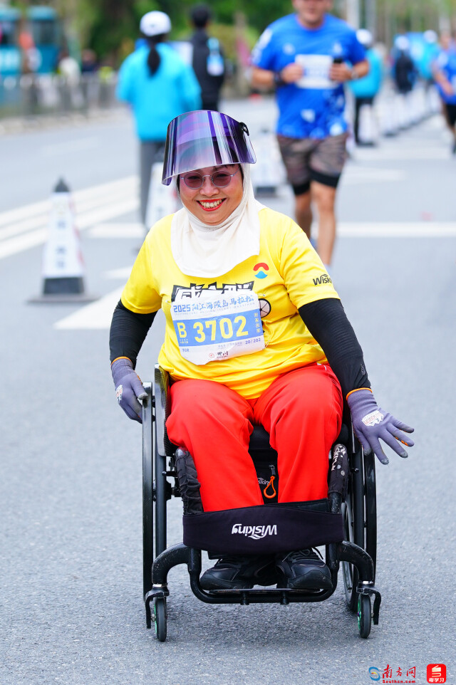 2025阳江海陵岛马拉松，轮椅选手。摄影：曹雅琴