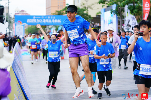 2025阳江海陵岛马拉松，选手出发。摄影：曹雅琴