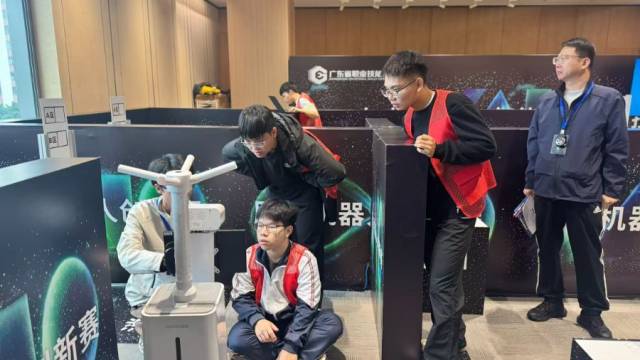 图为服务机器人创新赛现场。郑康喜 摄 图为服务机器人创新赛现场。郑康喜 摄