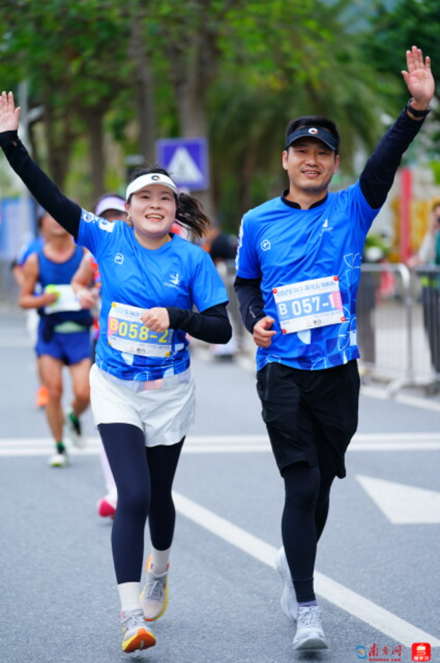2025阳江海陵岛马拉松，情侣选手。摄影：曹雅琴