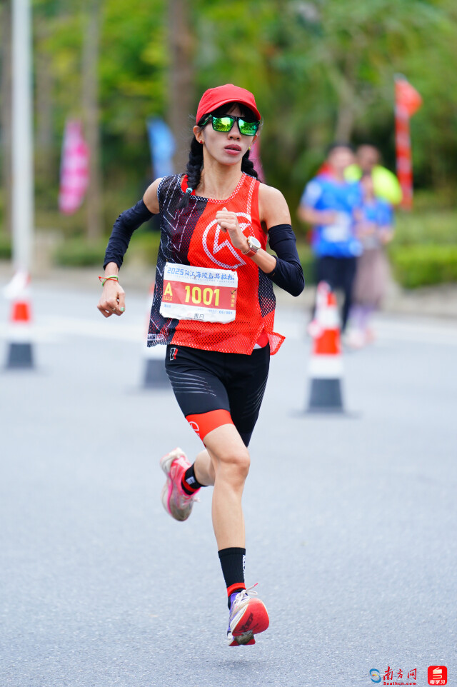 马拉松女子第一名：参赛号：A1001，姓名：董云云，枪成绩：02:53:43。摄影：曹雅琴