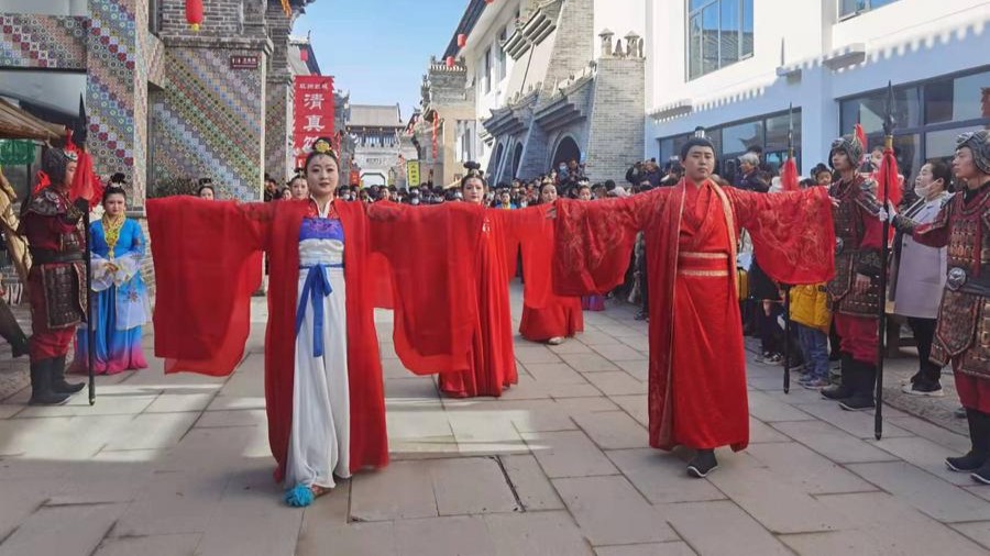 Traditional art troupes embrace scenic spots, energize cultural-tourism fusion