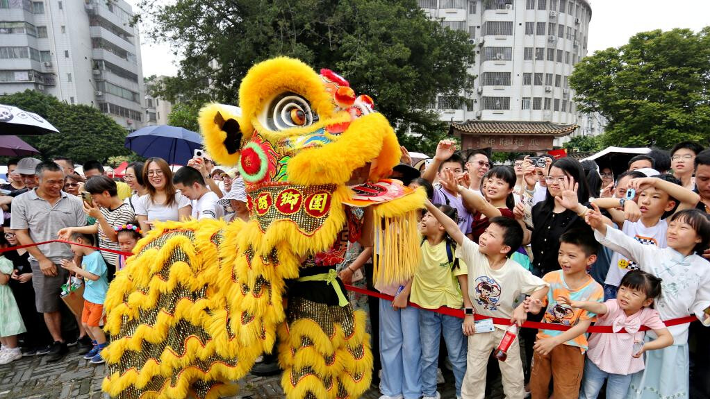 Vibrant snapshot of China during Labor Day holiday