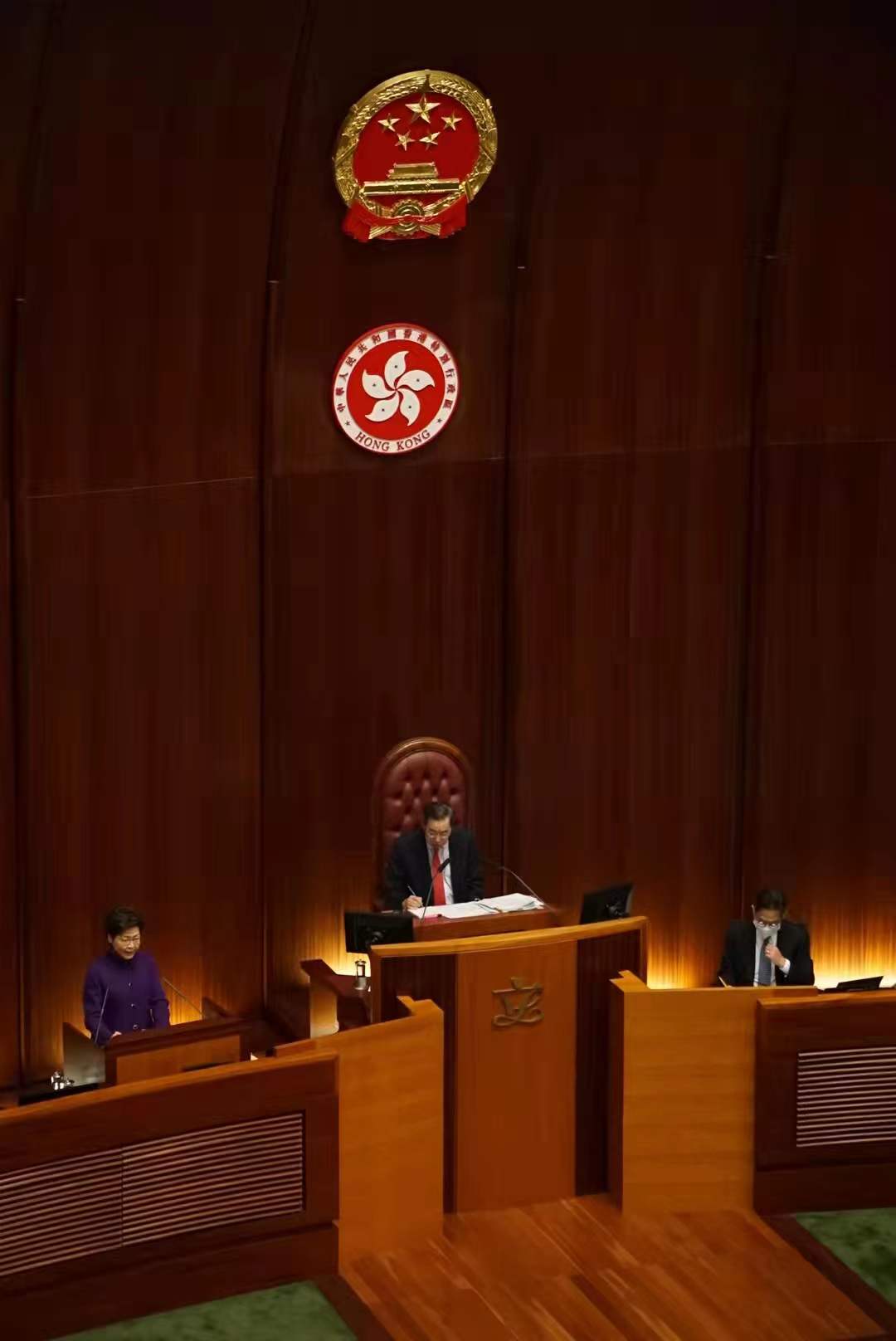 香港立法会首次悬挂国徽区徽林郑月娥标志特区政治体系里程碑