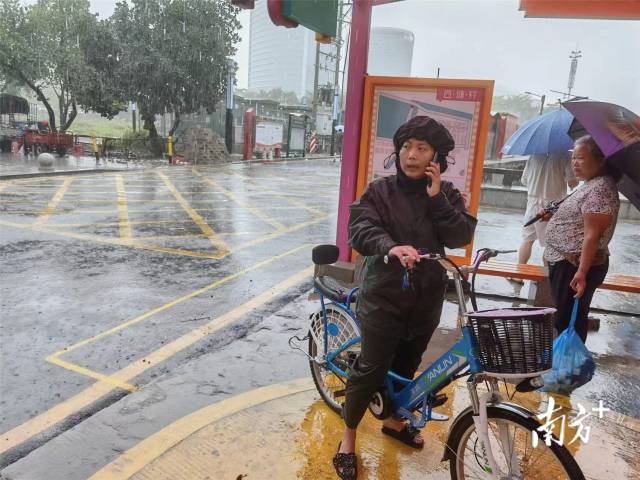 梁艳影台风期间骑着电动车在村里巡逻。