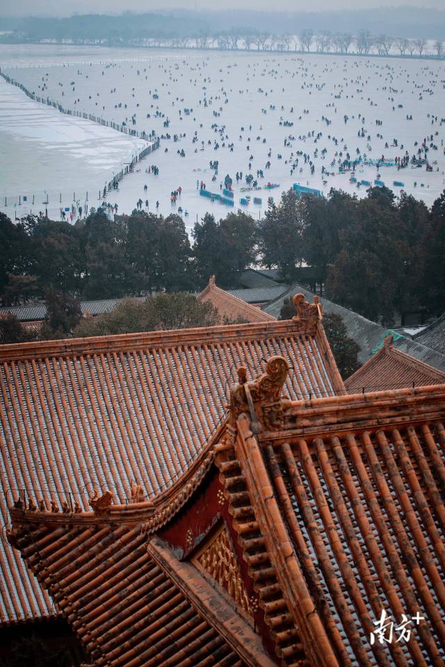 1月30日，总面积约30万平方米的昆明湖冰场游人如织，晶莹如玉的冰场和古色古香的建筑互相辉映。  