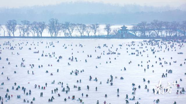 冬奥会遇上春节，北京市各大冰场游人如织。