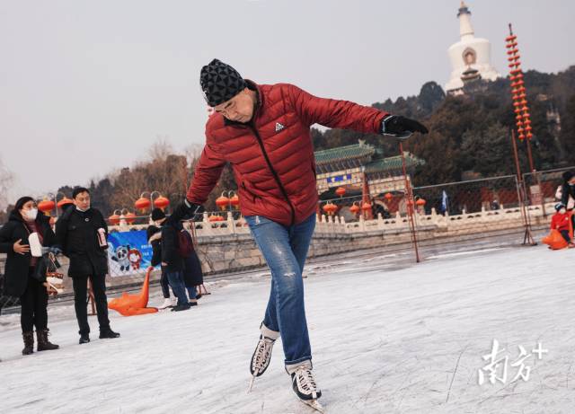 1月30日，一名溜冰“老炮儿”在北海公园冰场上翩翩起舞。