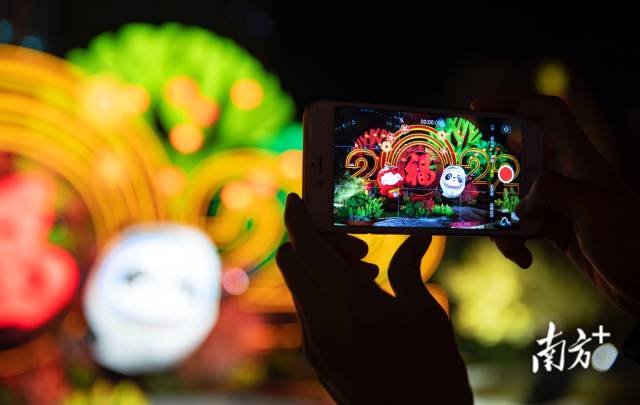 1月21日，北京东单东南角，路边的“冰墩墩”憨态可掬，吸引了不少人停留拍照。