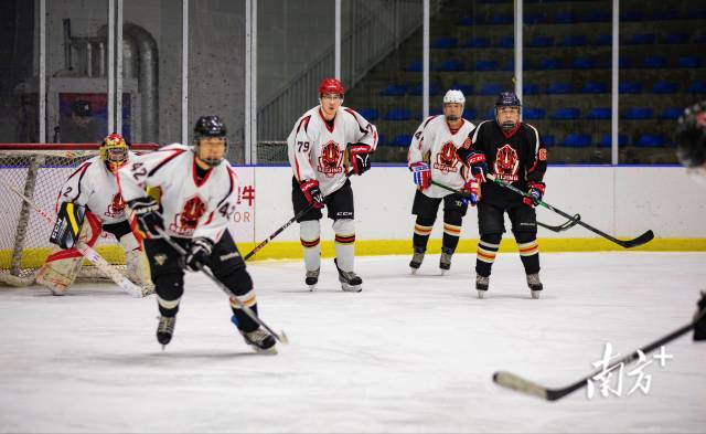 在北京奥众冰上运动俱乐部，队员平均年龄超过60岁的“1979冰球队”在进行对抗比赛。  