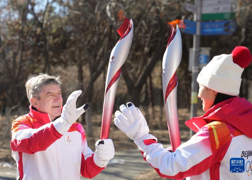 国际奥委会主席巴赫在北京传递火炬