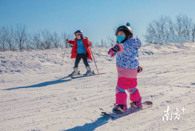 1月29日，北京蓝调庄园滑雪场，两名儿童在练习滑雪。  