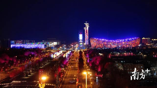 2月1日晚，国家体育场“鸟巢”和国家游泳中心“冰立方”在夜色中流光溢彩。  