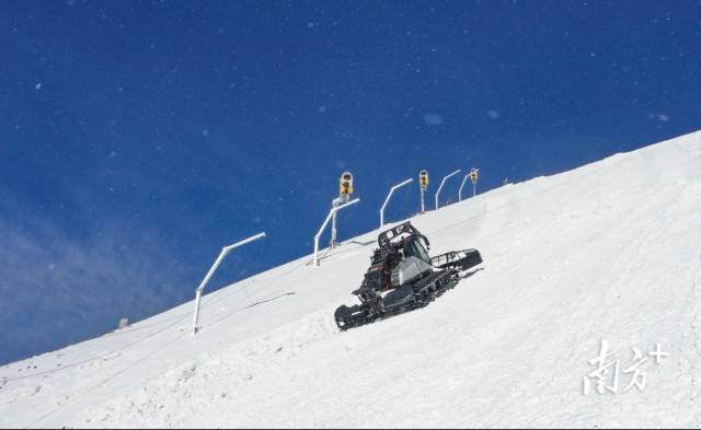 国家高山滑雪中心的压雪工作在进行中。