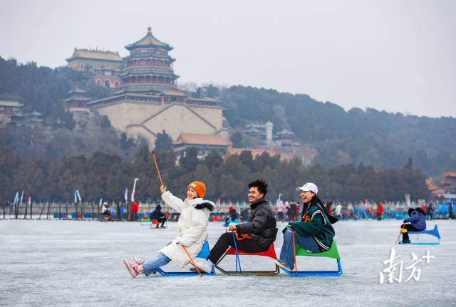 在北京最大的天然冰场颐和园昆明湖冰场，市民和游客感受冰雪的乐趣。 