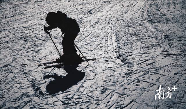 1月29日，北京蓝调庄园滑雪场，游客在练习滑雪。