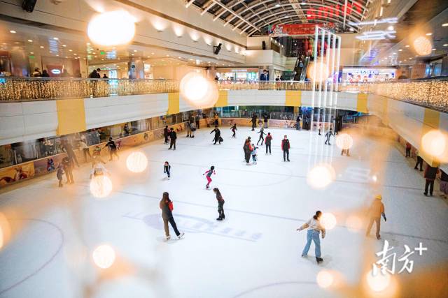 1月20日晚上，北京国贸商城内的滑冰场，许多人在练习滑冰。  
