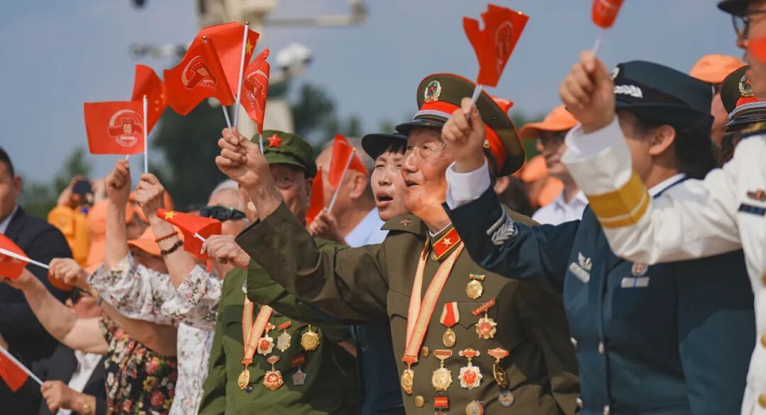 　　2025年9月3日，抗战老兵参加纪念中国人民抗日战争暨世界反法西斯战争胜利80周年阅兵活动。（图/视觉中国）