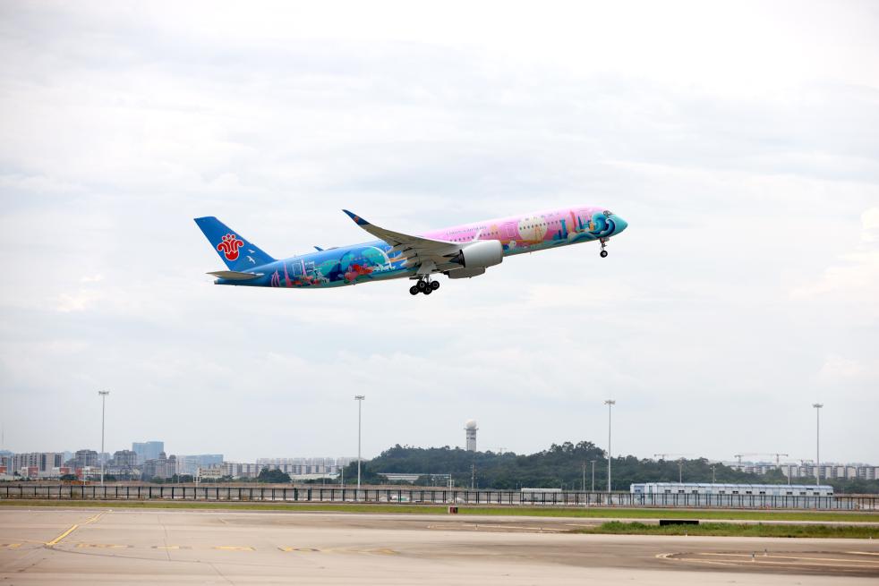 9月19日下午，中国南方航空首架十五运会主题彩绘飞机“活力湾区号”首航。新华社发