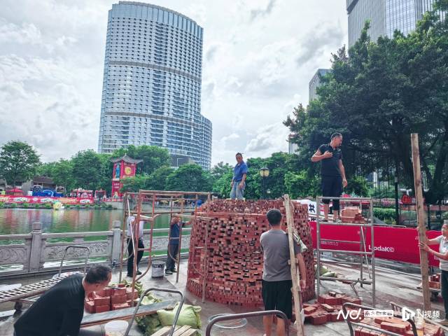 搭建番塔时场景。猎德村供图