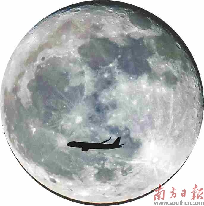 10月6日晚，深圳夜空升起皎洁明月，一架飞机恰好飞过。南方日报记者 鲁力 摄