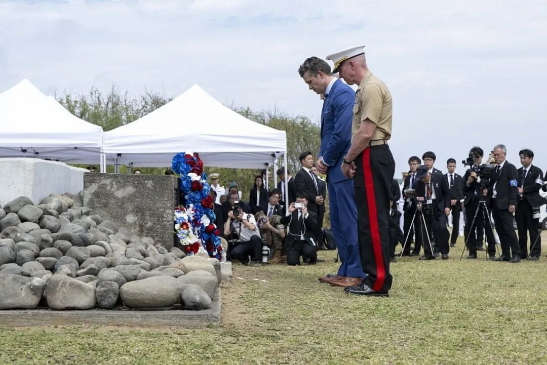　　当地时间2025年3月29日，日本硫磺岛，美国国防部长皮特·赫格塞思和美国海军陆战队司令埃里克·史密斯在仪式上献花致敬。（图/视觉中国）