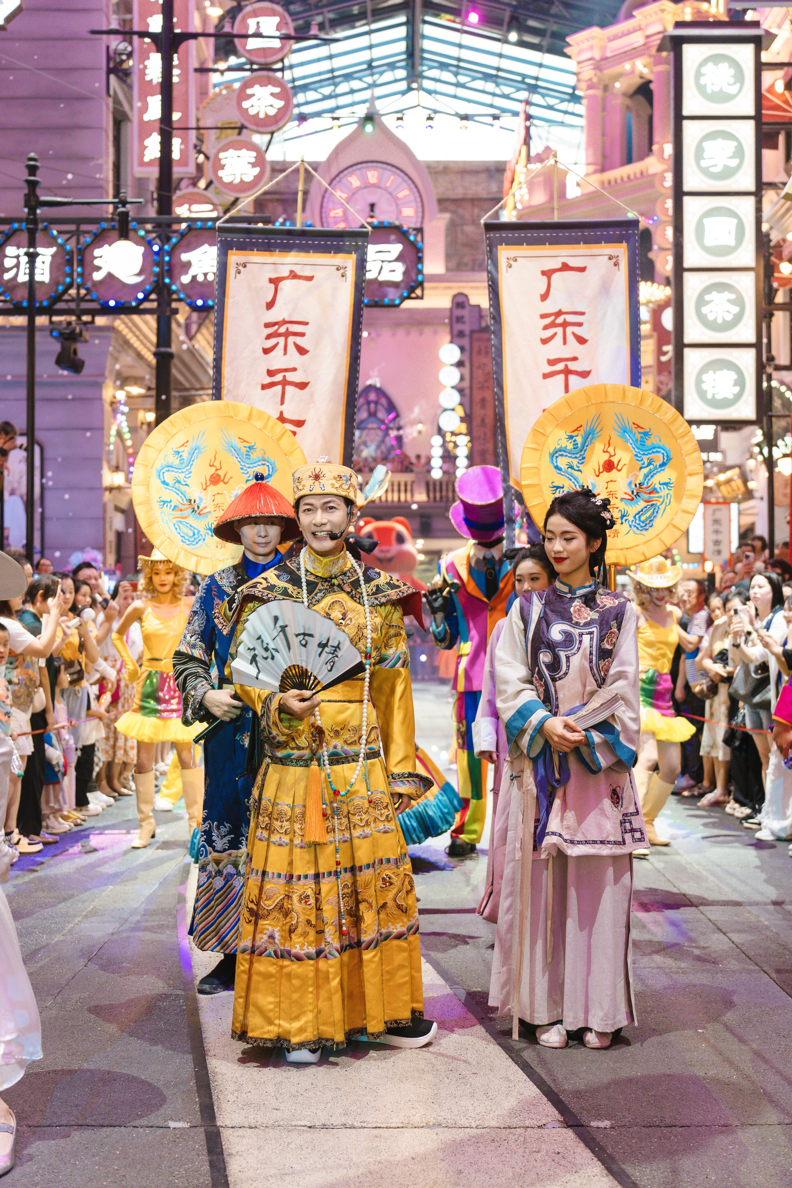 Kwong Wa reprised his role as the Yongzheng Emperor from The King of Yesterday and Tomorrow. 通讯员 Guangdong Eternal Love Scenic Area 供图