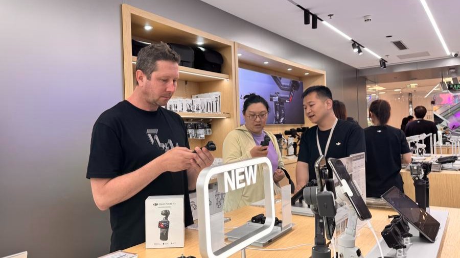 Foreign visitors snap up Chinese tech products