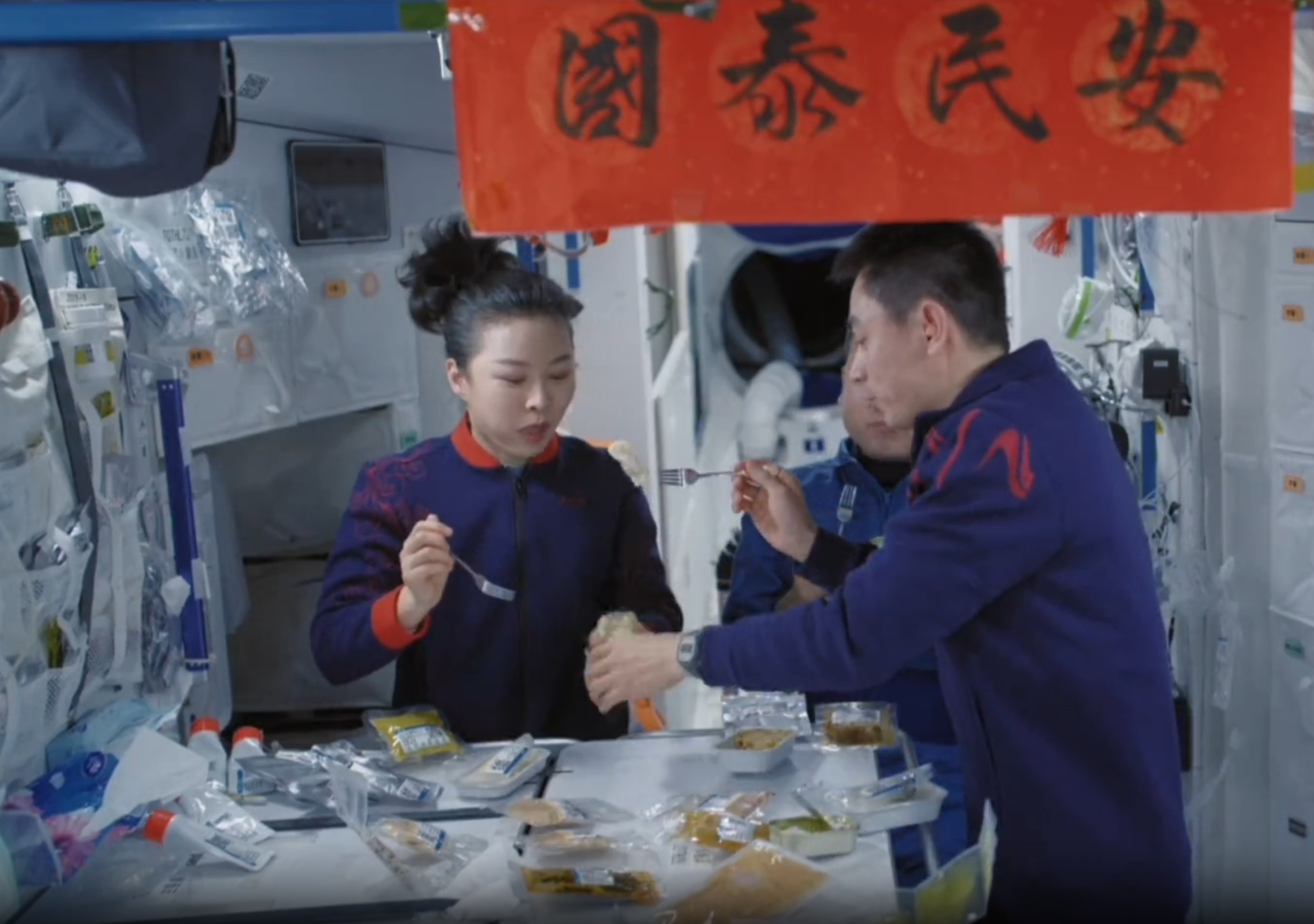 △《窗外是蓝星》画面