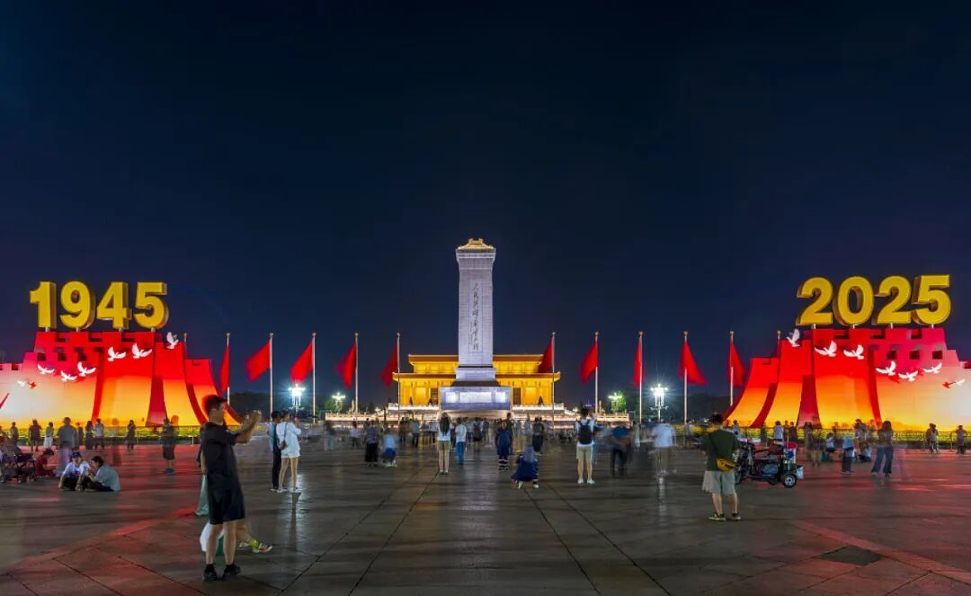 ▲2025年9月6日，北京天安门广场展示1945-2025两座年号台。（图/视觉中国）