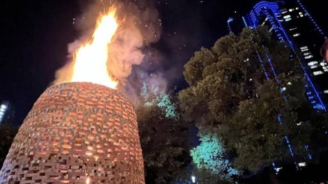 八月十五广州猎德烧番塔 传统民俗与商业区高楼大厦相辉映