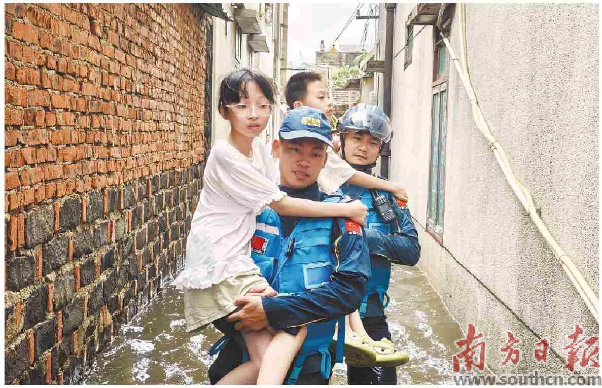 蓝天救援队紧急救出涉水居民。