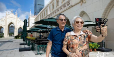 Senior Couple from Macao: Our new home, Hengqin, is as good as the old one.