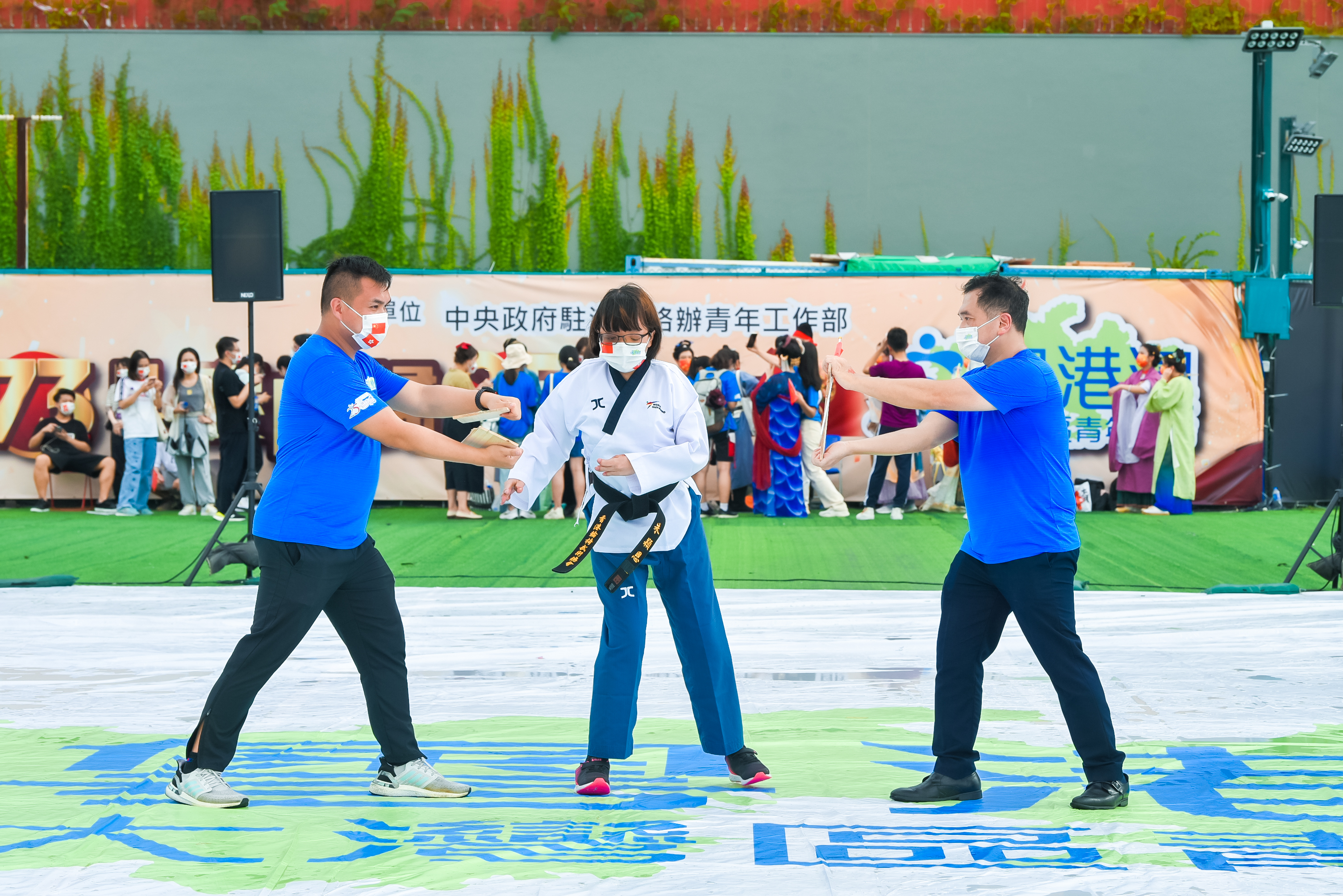 残疾人运动员朱颖恩表演跆拳道