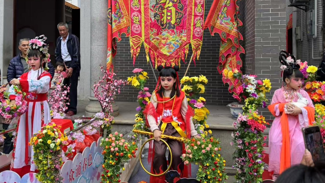 8,000 people gather in Shunde's Liandu for vibrant Lettuce Feast Festival