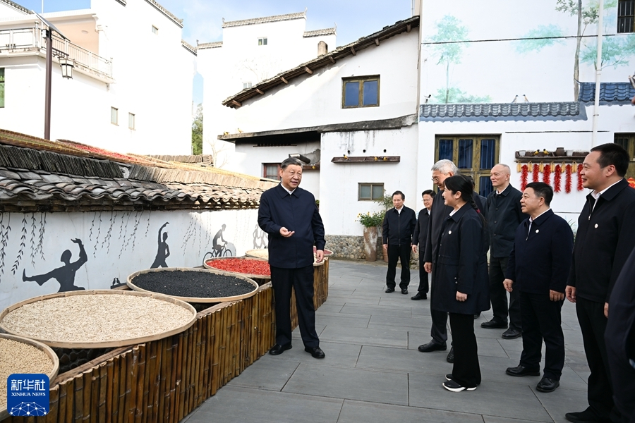 　　10月10日至13日，中共中央总书记、国家主席、中央军委主席习近平在江西考察。这是11日下午，习近平在上饶市婺源县秋口镇王村石门自然村考察。新华社记者 谢环驰 摄