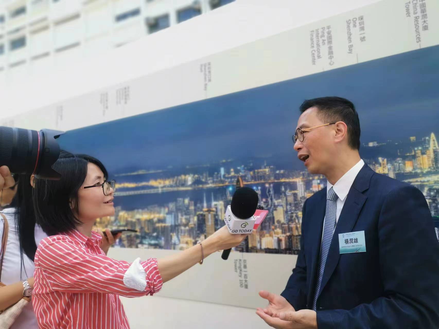 杨润雄接受记者采访