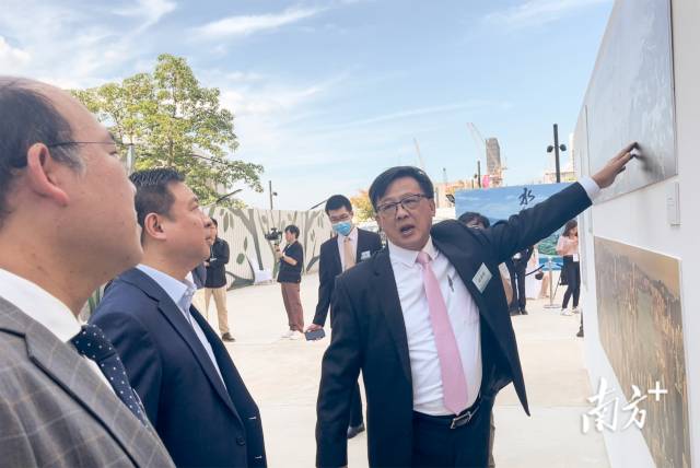 全国政协委员、香港立法会议员何君尧为其它嘉宾介绍展览。