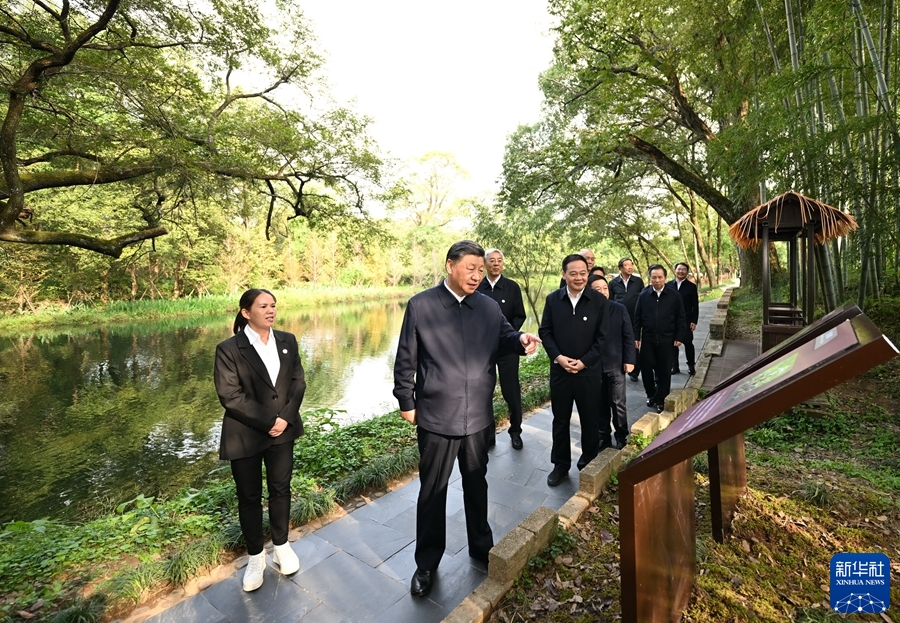 　　10月10日至13日，中共中央总书记、国家主席、中央军委主席习近平在江西考察。这是11日下午，习近平在上饶市婺源县秋口镇王村石门自然村考察时，了解饶河源国家湿地公园和极度濒危鸟类蓝冠噪鹛保护等情况。新华社记者 谢环驰 摄