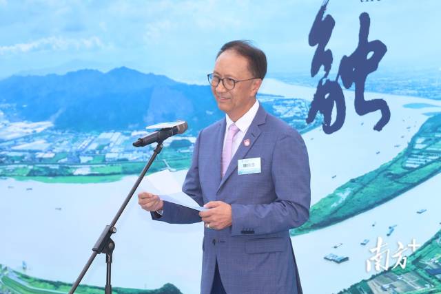 中国摄影家协会香港会员分会主席陈炳忠则期待通过这次展览的影像，将摄影师们对祖国的情感传递给香港市民。